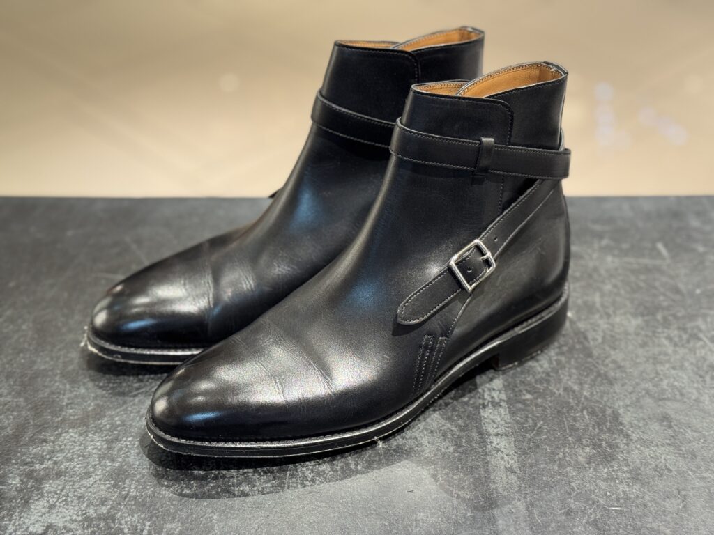 ジョンロブのアボット 修理前の全体写真（ブラックレザーのジョッパーブーツ）