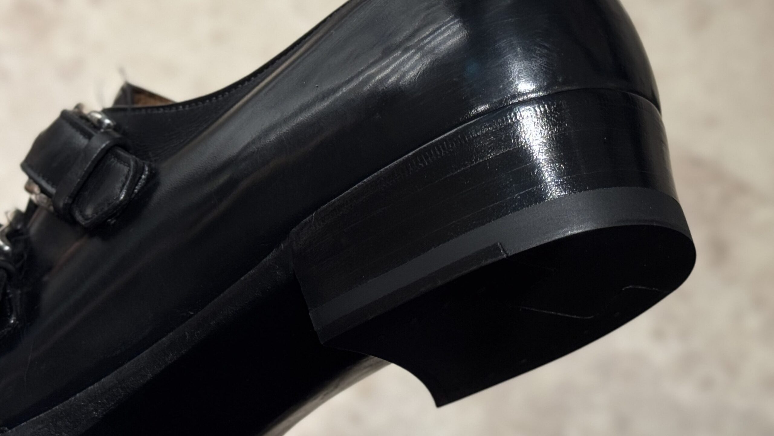 マーティンオークバークで仕立てた修理後ヒールのクローズアップ。積み上げとリフトの一体感。アイキャッチ用。