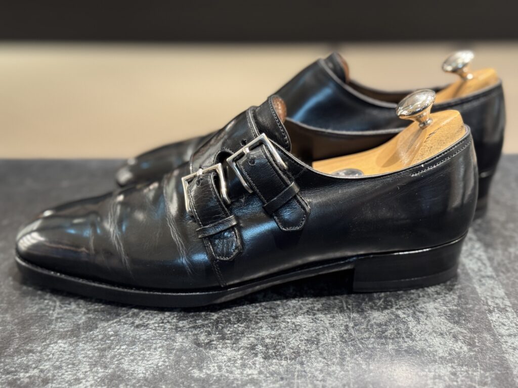 トップリフト交換後のジョンロブ ナセビー側面。ヒールラインと靴全体のバランスを確認