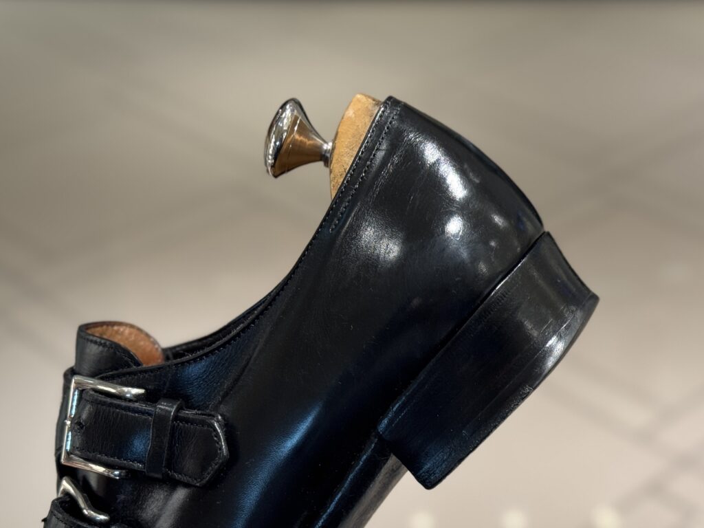 ジョンロブ ナセビーの修理前ヒール側面。ヒールカーブと積み上げラインの確認