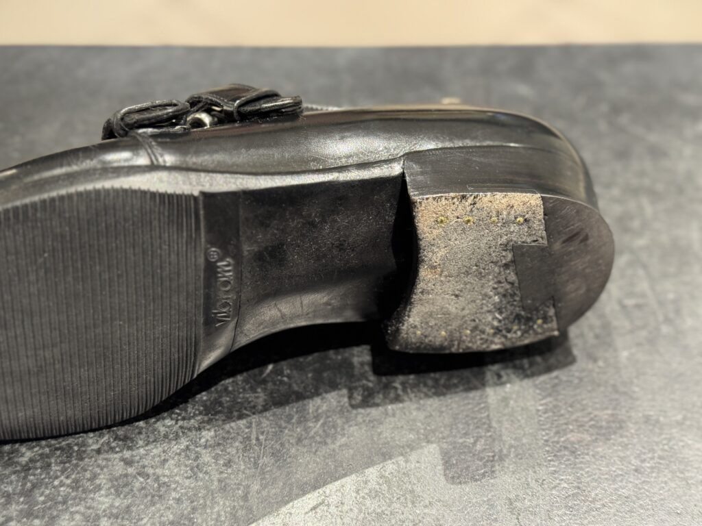 ジョンロブ ナセビーの修理前トップリフト。摩耗が進行した純正ヒールリフトの状態