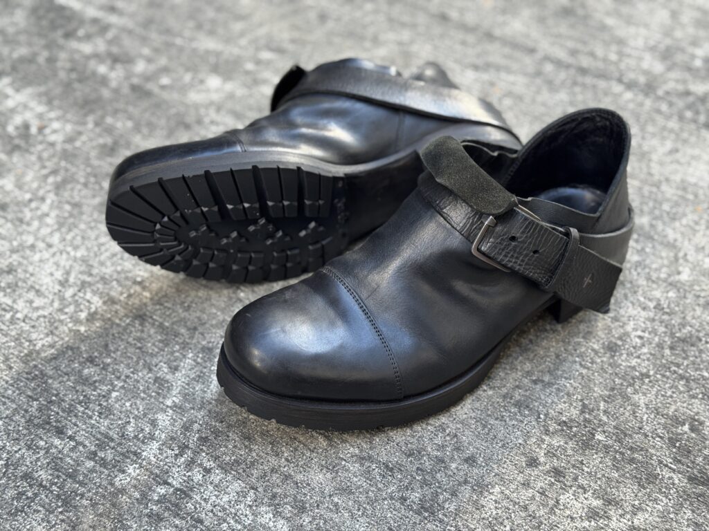 Vibram（ビブラム）#2333装着後のm.a+（エムエークロス）全体像。黒で統一した仕上がり