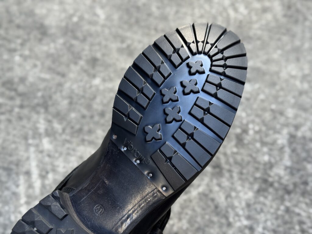 Vibram（ビブラム）#2333のソール面アップ。溝の立ち上がりとエッジのシャープさ