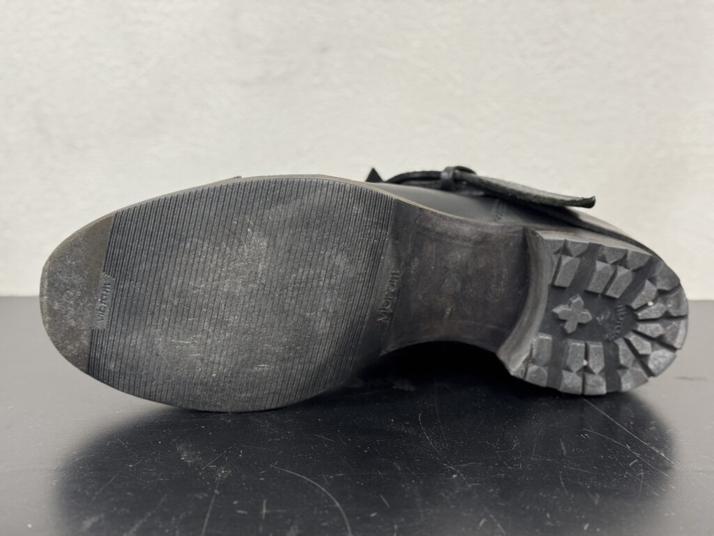 m.a+（エムエークロス）の修理前のソール面。摩耗したハーフソールとヒールの状態