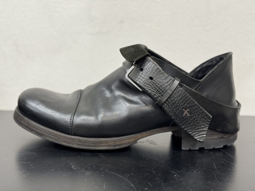 m.a+（エムエークロス）の修理前コバのアップ。側面の層とエッジの質感