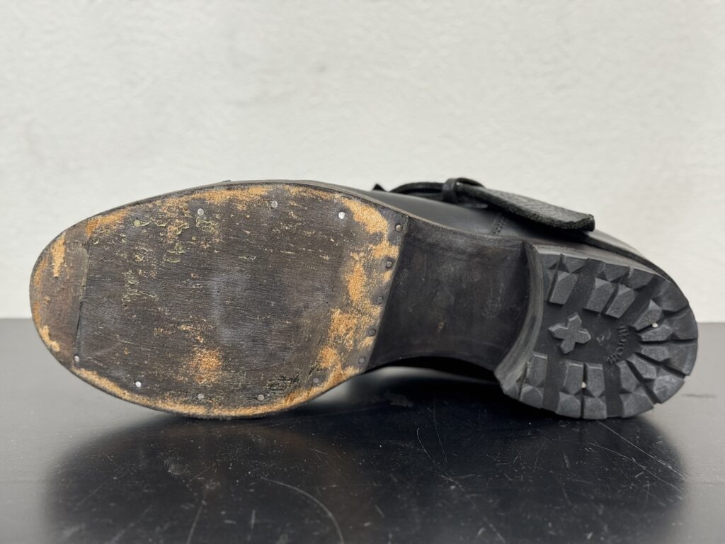 元のハーフソールを剥がした工程。下地が見えた状態のソール面