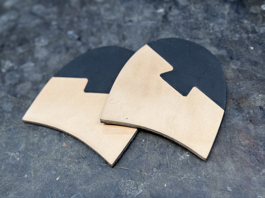 トップリフト交換に使用するマーティンオークバークレザー。高密度な繊維構造が特徴