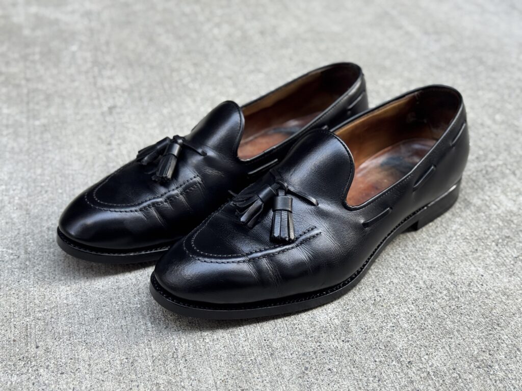 オールソール修理が完了したタッセルローファーを俯瞰で撮影。艶感と立体感が際立つ仕上がり。