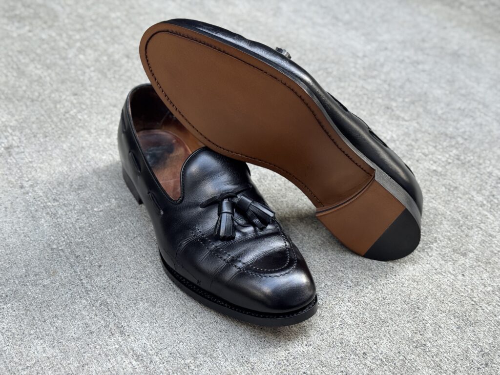 別角度から撮影した修理後ソール面。ステッチラインとレザーの質感が鮮明に分かる。