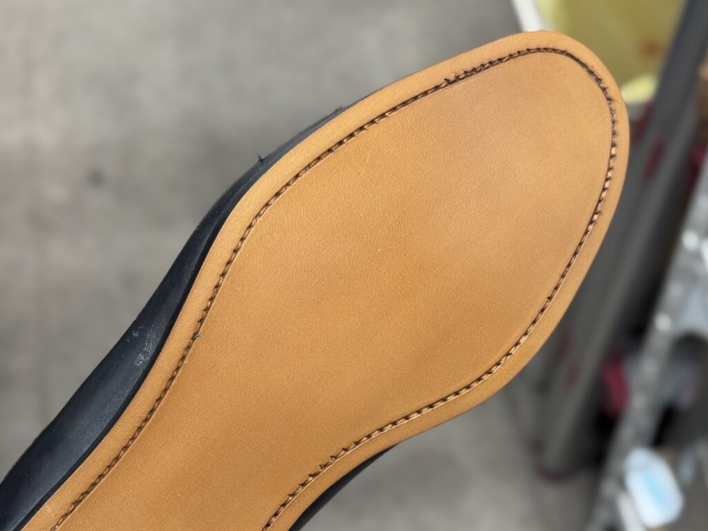 ソール面に色付けを施し、均一に染色された美しいレザーソールの表情を写したカット。