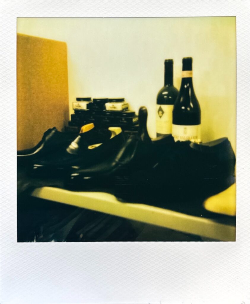 ポラロイド写真 ビスポークシューズのサンプルが並ぶ棚の光景