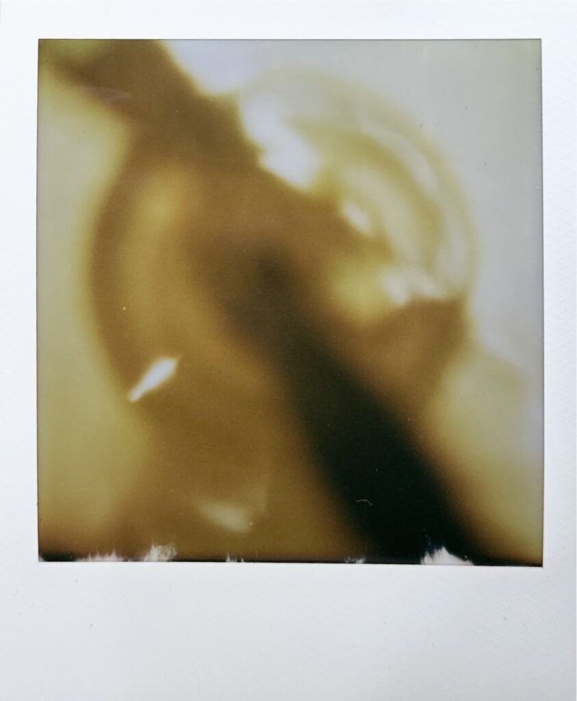 ハケを入れたボトル内部を抽象的に捉えたポラロイド写真