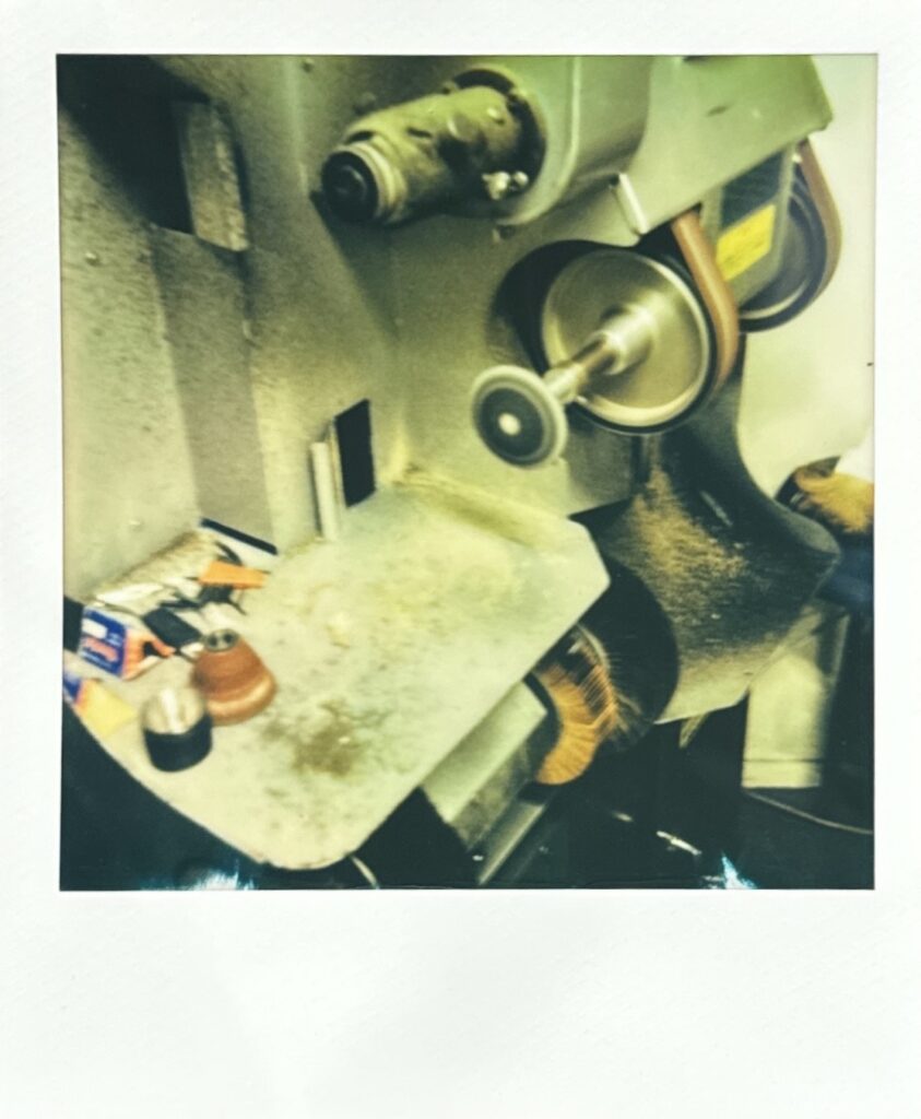 仕上げ工程で使用するフィニッシャーと作業台を写したポラロイド写真