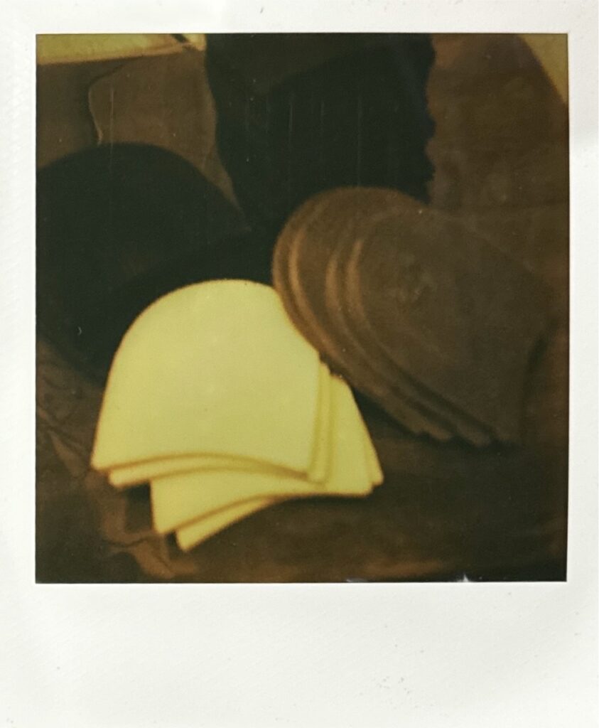 リフト素材が重なり合って置かれた様子を、やや抽象的な質感で写し取ったポラロイド写真。