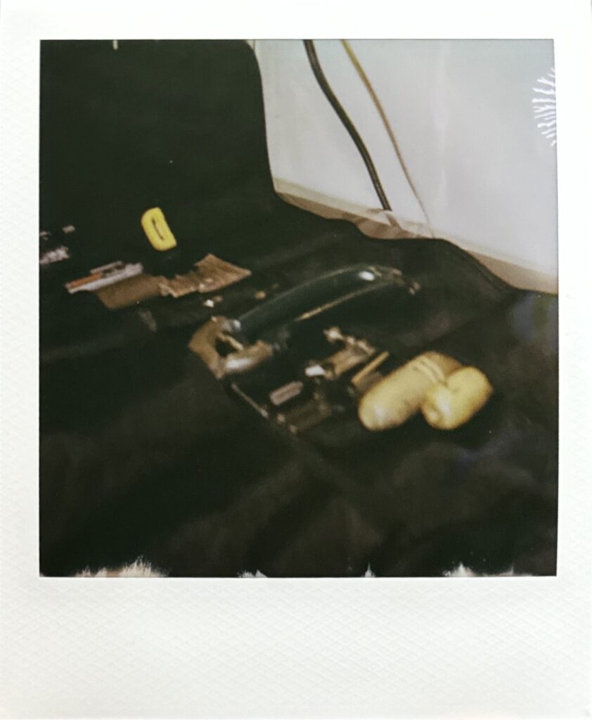 靴修理に使用するツールバッグと工具を写したポラロイド写真