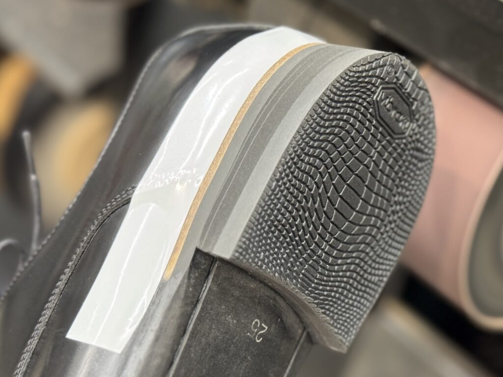 新しいVibram5340リフトを貼り付け、仕上げ前の状態を捉えた作業途中の写真。