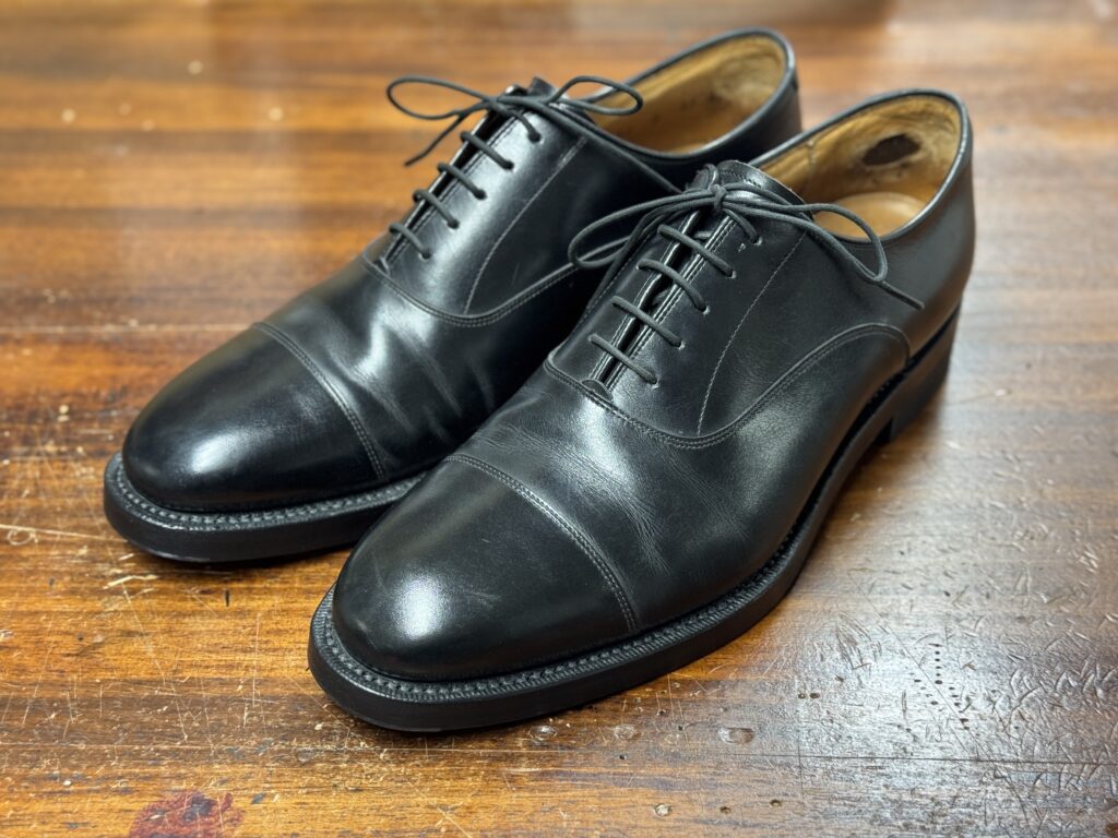レザーオールソールを施したリーガル革靴の完成後俯瞰写真