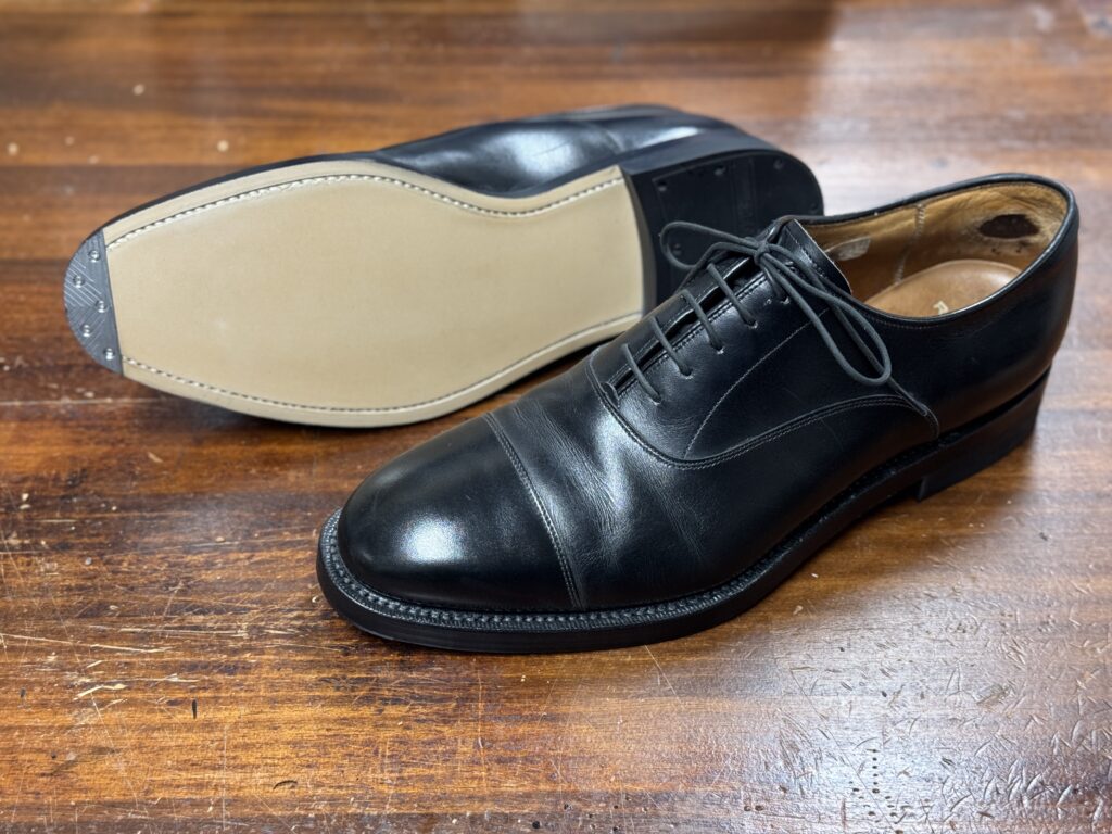 レザーオールソール完了後、ソール面も含めて撮影した俯瞰写真