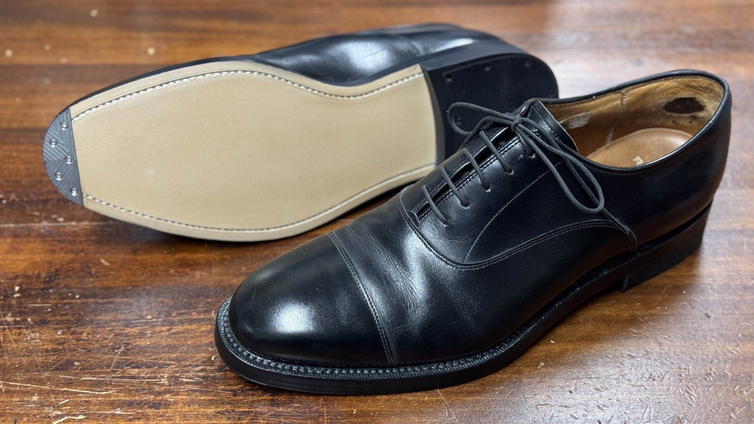 レザーオールソールを施したREGAL（リーガル）の革靴を、ソール面が分かる角度から撮影した完成後の俯瞰写真