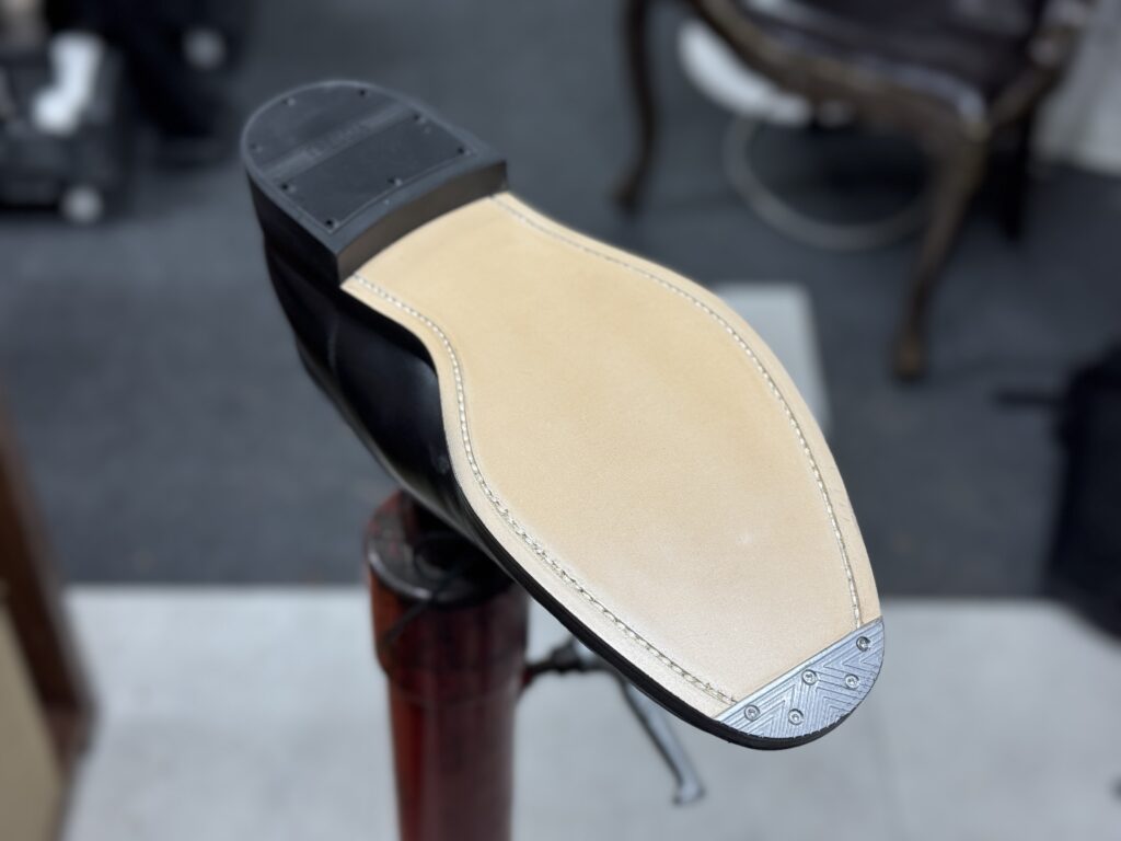 新しいレザーソールとスチールを備えた修理後のソール面
