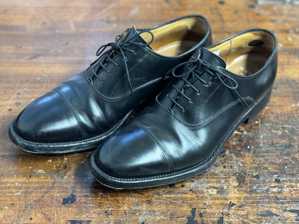 リーガルの革靴をレザーオールソール前の状態で撮影した修理前俯瞰写真