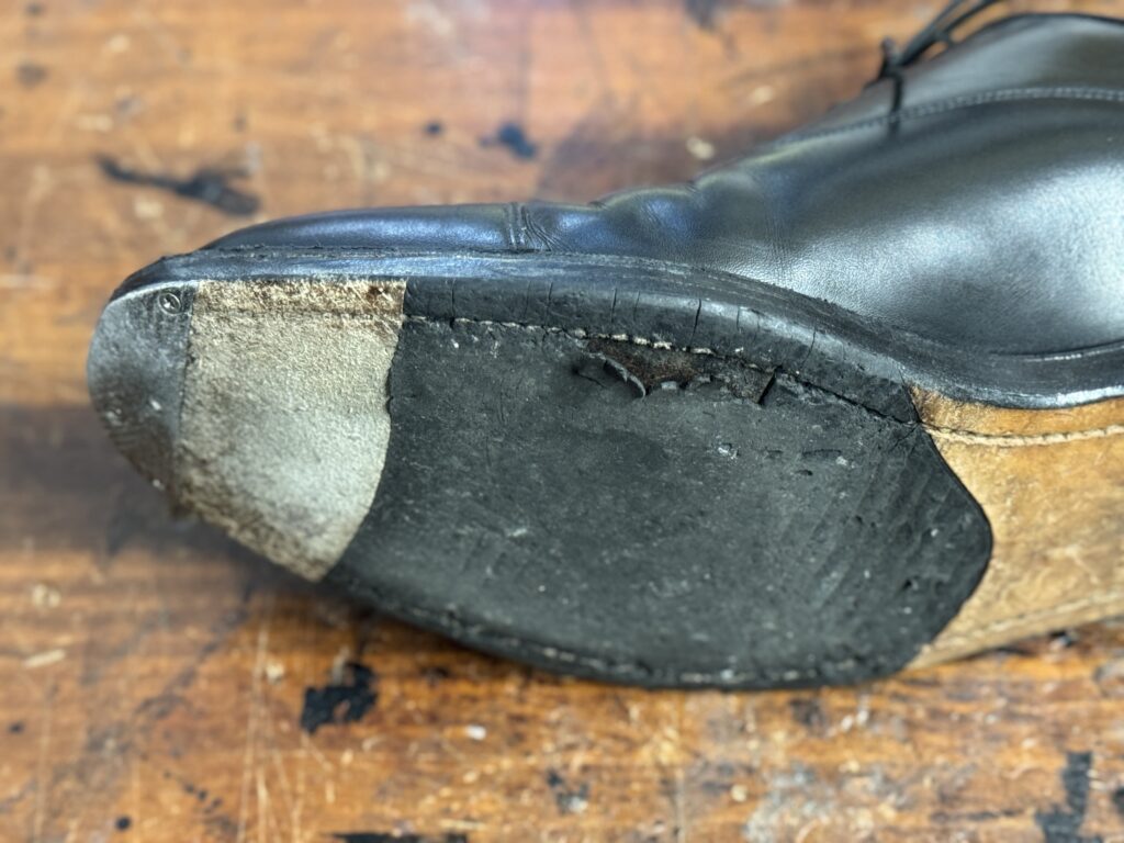 摩耗したリーガルの既存ソールを裏側から確認できる修理前ソール面