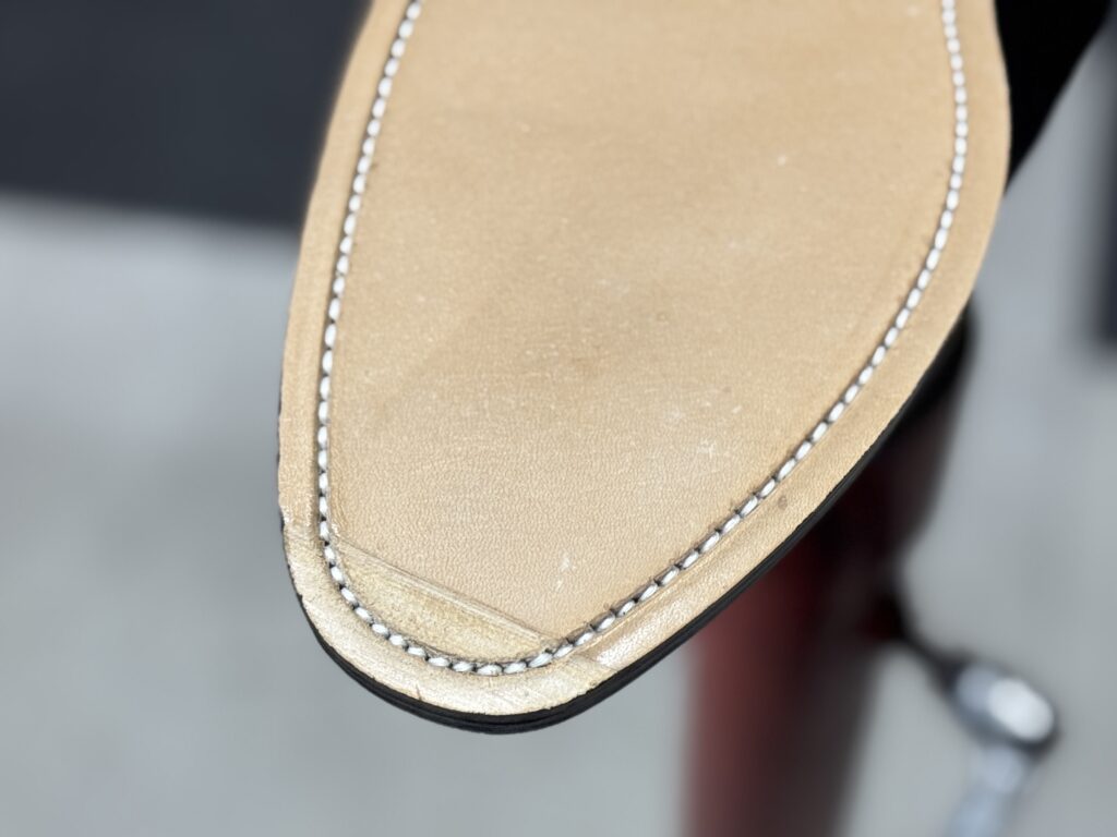 スチール埋め込みに備えてソール前部に段差加工を施している工程