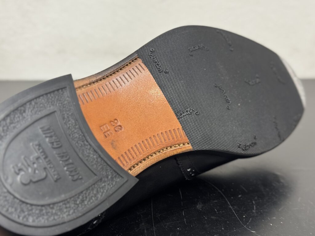 レザーソールとハーフラバーの接合部をクローズアップした写真。段差が最小限に抑えられており、歩行時のストレスを感じさせない施工精度がわかる。