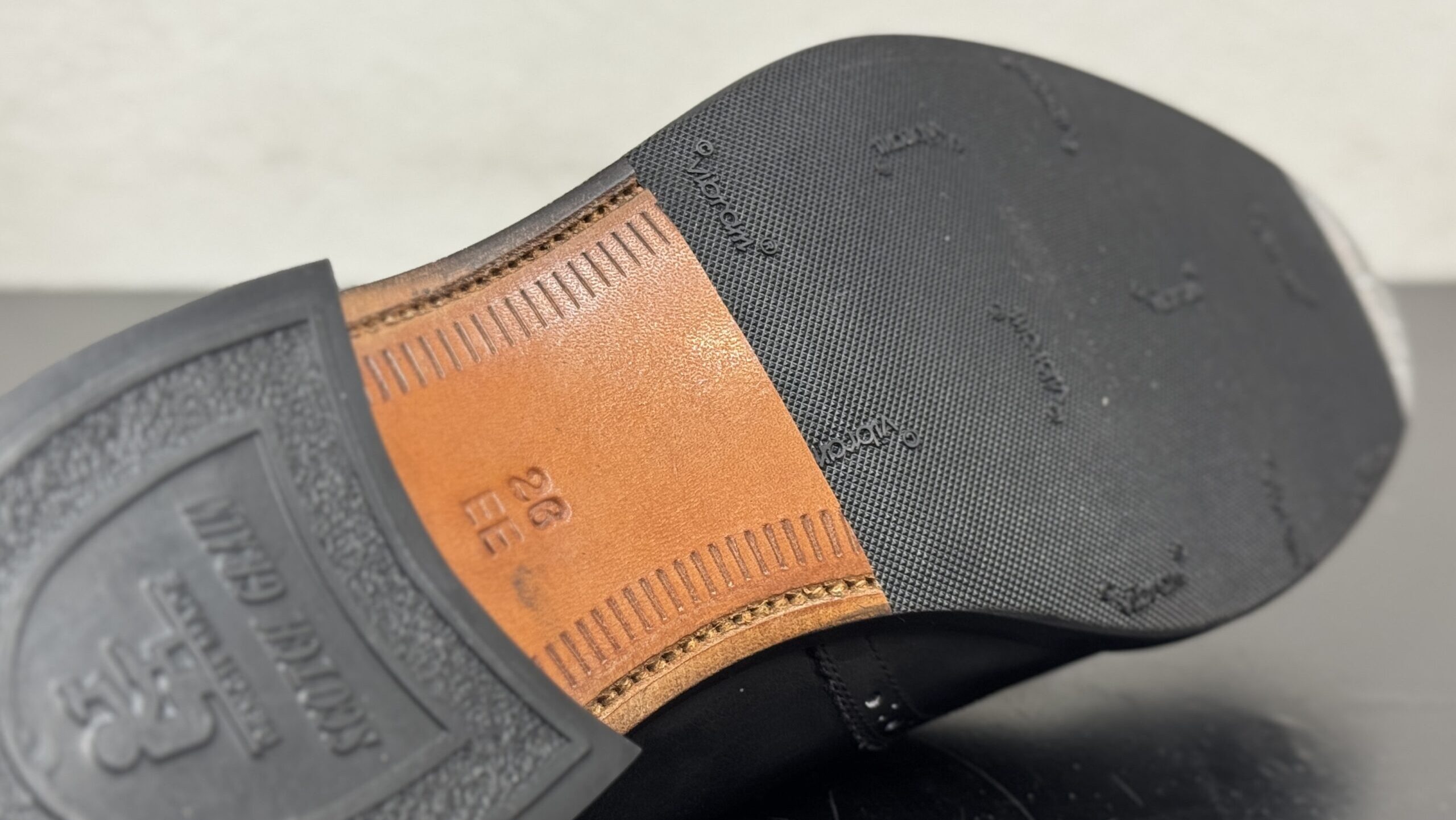 修理後のハーフラバーとレザーソールの境目を写した一枚、アイキャッチ用。