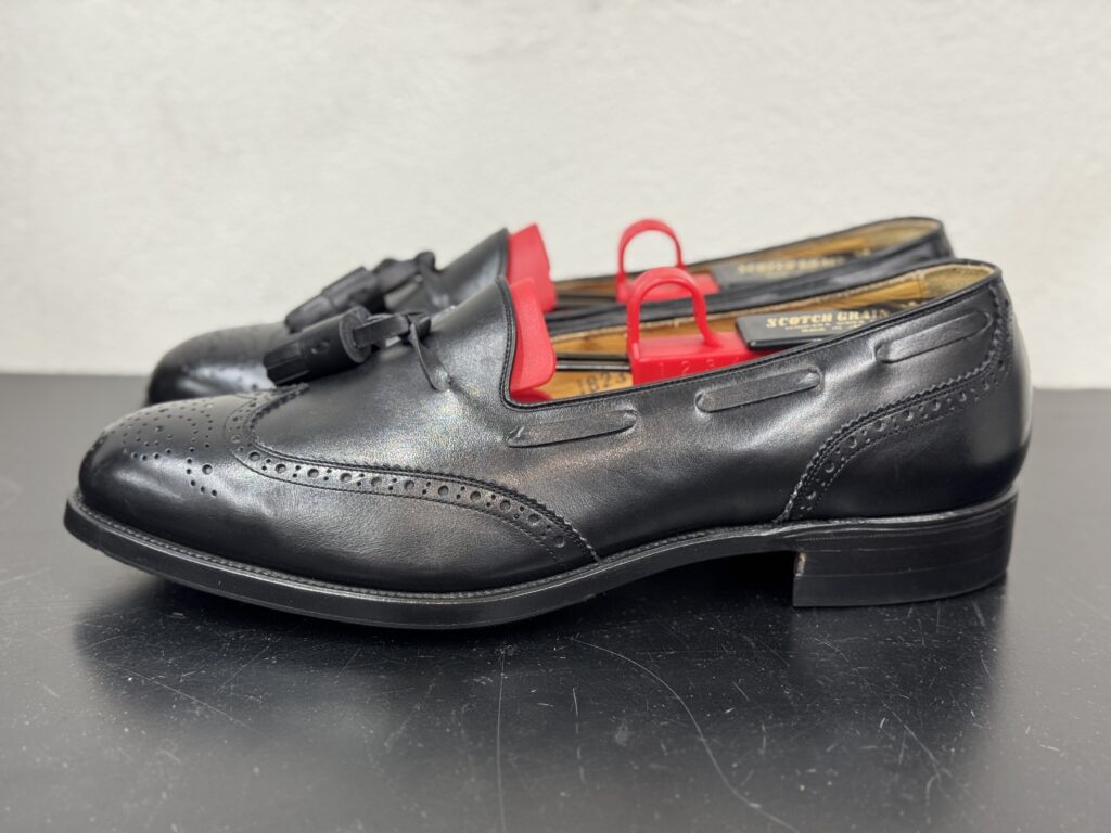 修理後のローファーをサイドから撮影した写真。補強後も外観に違和感がなく、靴全体のラインが保たれている。