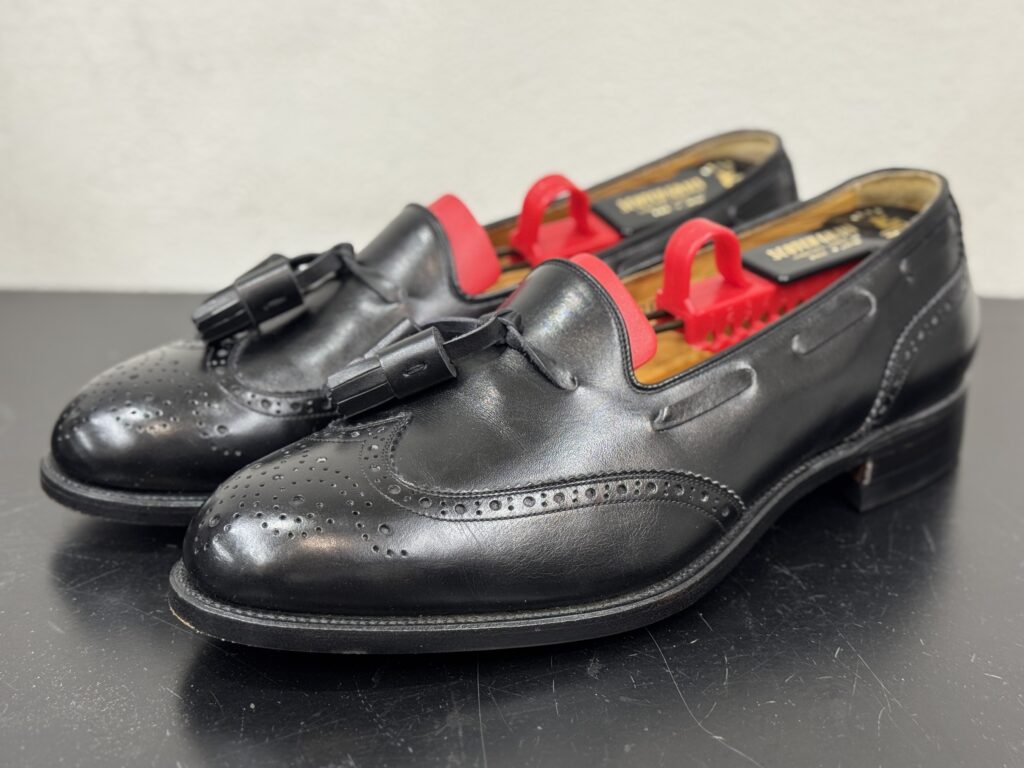 スコッチグレインのブラックタッセルローファーを修理前の状態で俯瞰した写真。アッパーのコンディションは良く、これから補強に入る段階であることがわかる。