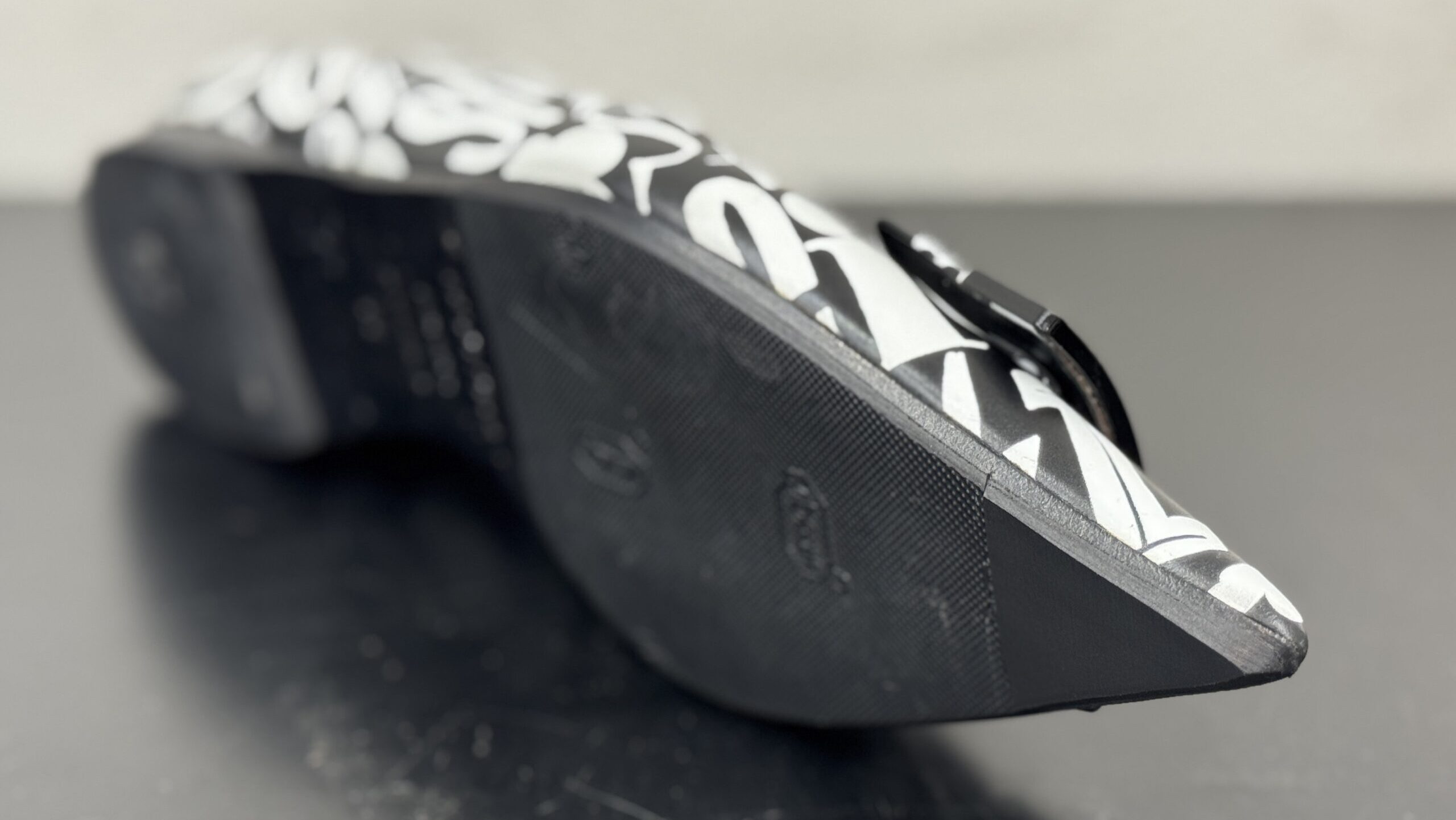 セルジオロッシのローファーにつま先補強としてトーラバーを埋め込んだ施工後