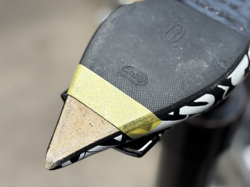 セルジオロッシのトーラバー施工工程 前足部をマスキングした状態