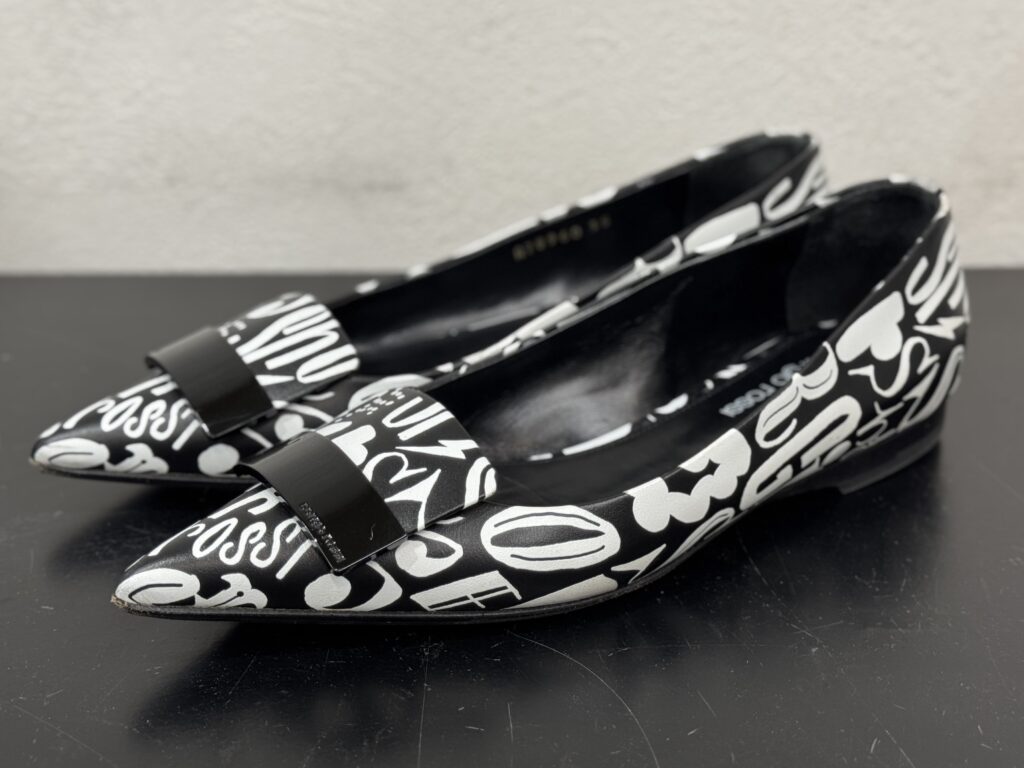 セルジオロッシのフラットパンプス。修理前の俯瞰写真。