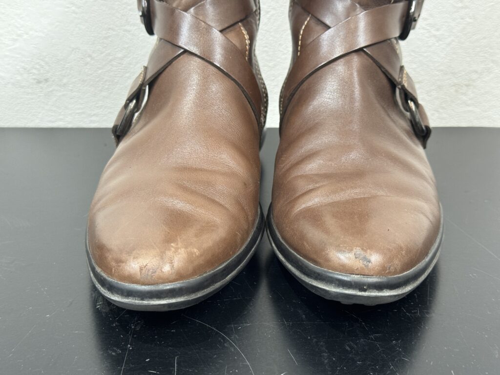 トッズのブーツの修理前、つま先の傷を正面から捉えたアップ写真