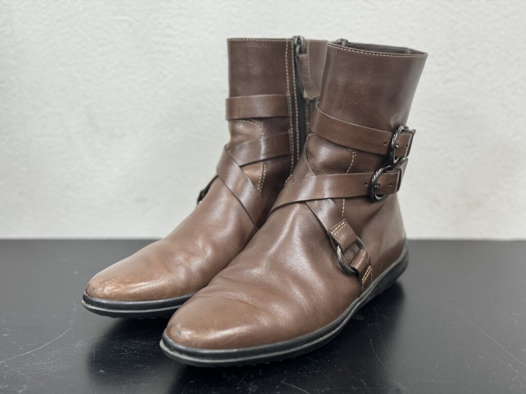 トッズのブーツの修理前の全体俯瞰写真