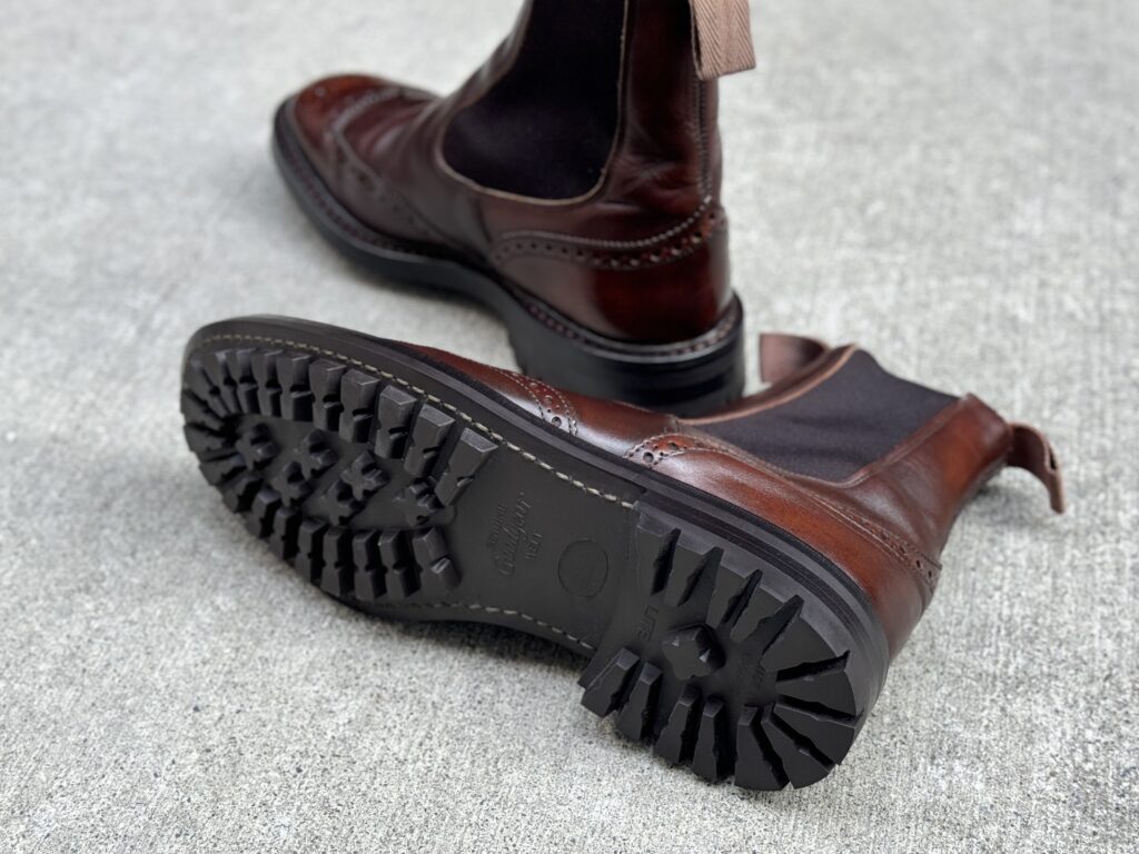 修理後ヒール側から見たソール面（ラグソールの段差を抑えた自然な立ち上がり）