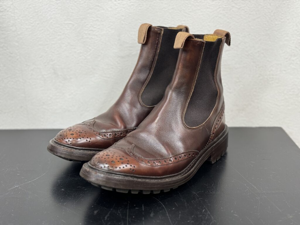 トリッカーズ サイドゴアブーツ 修理前の全体像（履き込みと経年変化がみられる状態）