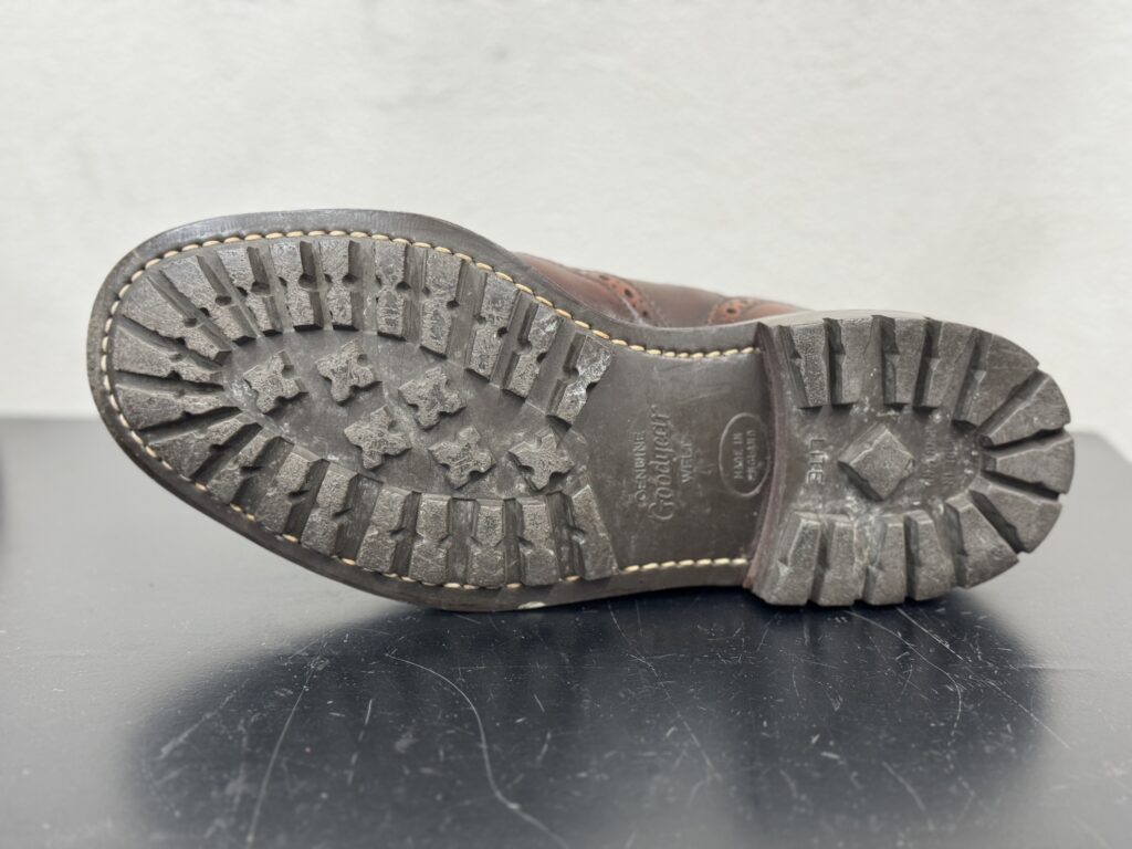 トリッカーズ サイドゴアブーツ 修理前のアウトソール（ラグソールの摩耗が進行した状態）