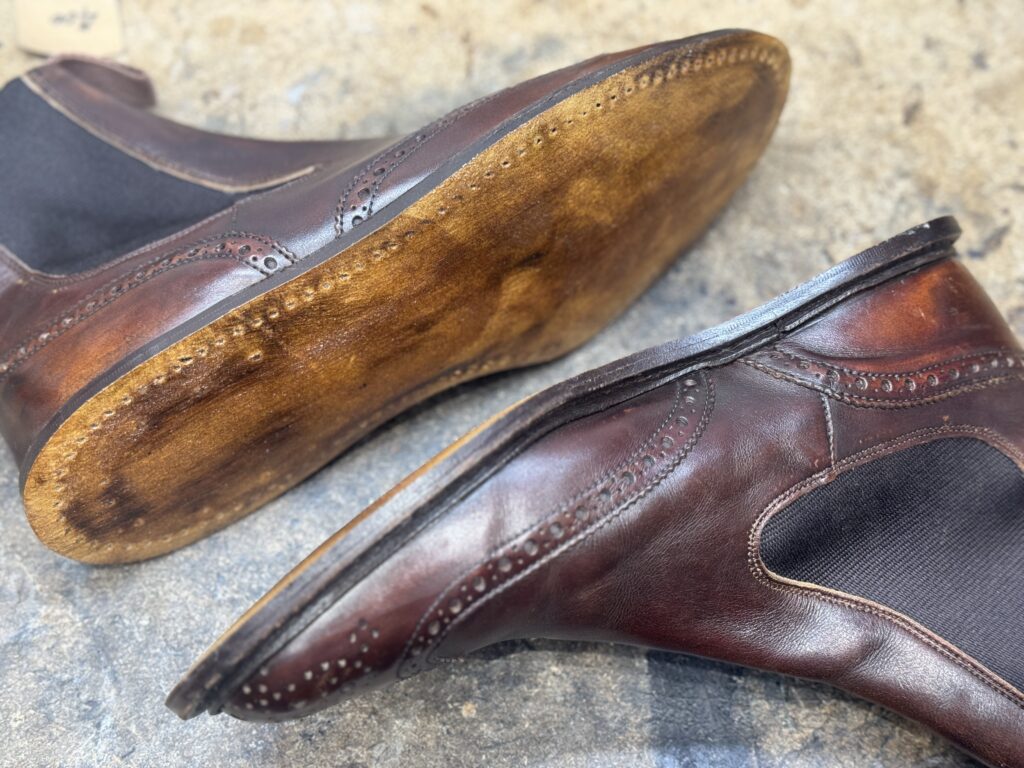 ミッドソール表面に接着剤を塗布し下地を整えた様子