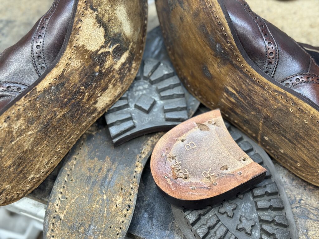 解体したソール部材とアッパー側のウェルト周辺（トップリフト・前底パーツを取り外した状態）