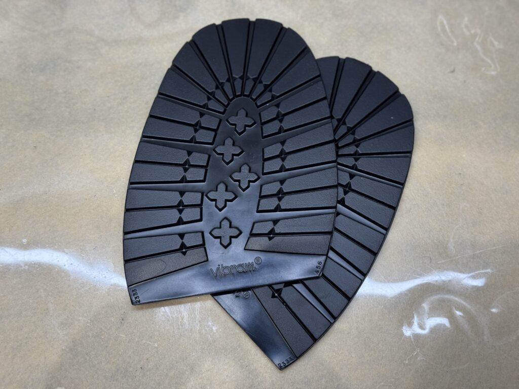 使用するVibram（ビブラム）#2333 ハーフソール。トレッド面の意匠が分かる部材写真