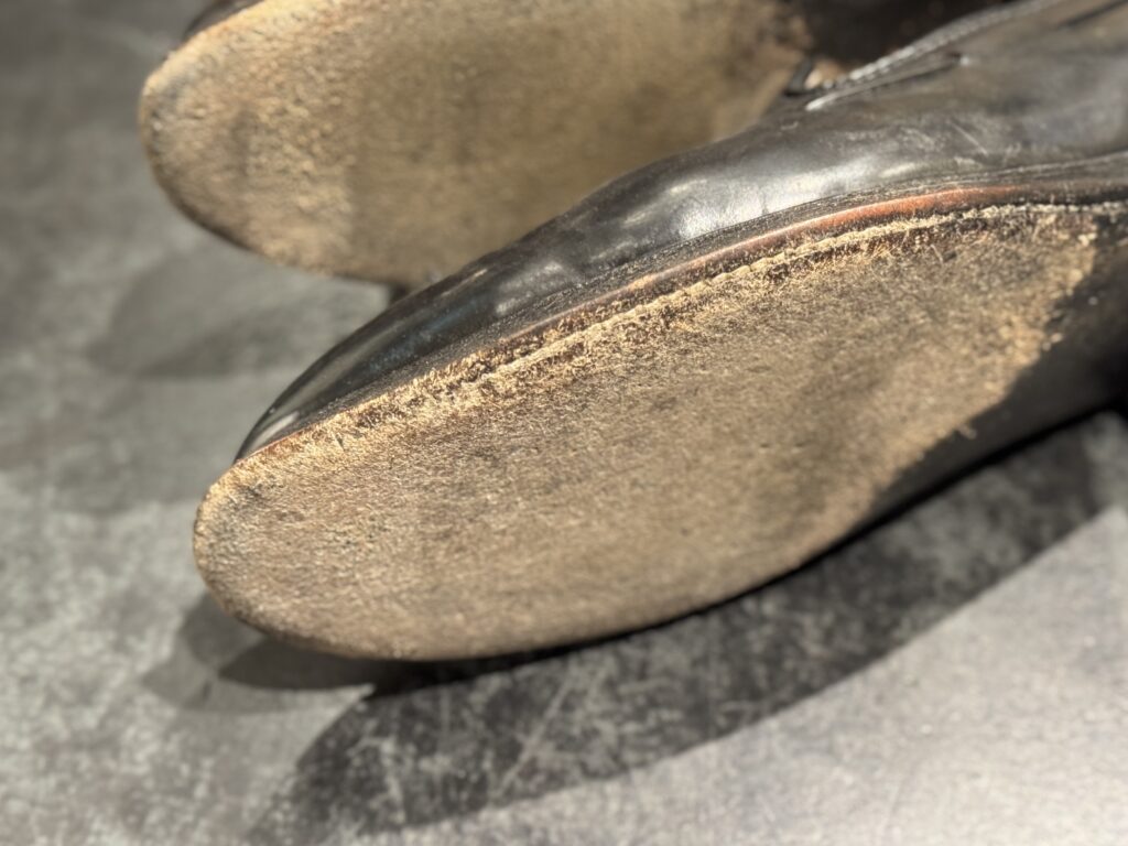 Alden（オールデン）タッセルローファーの修理前ソール面｜トーレザーつま先の摩耗状態