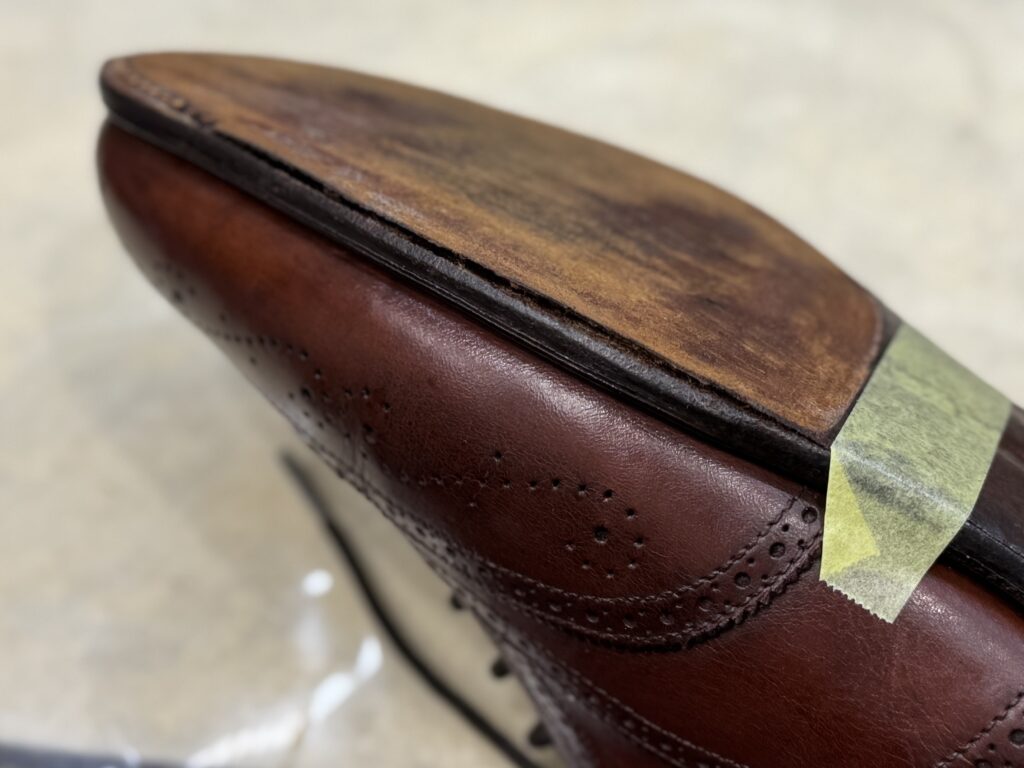 エドワードグリーン旧工場製レディース靴、ヒドゥンチャネルの伏せ革が剥離している状態