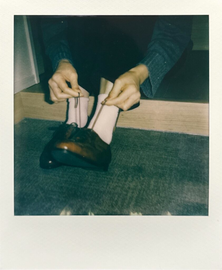 修理を終えたエドワードグリーン旧工場製レディース靴を履く様子