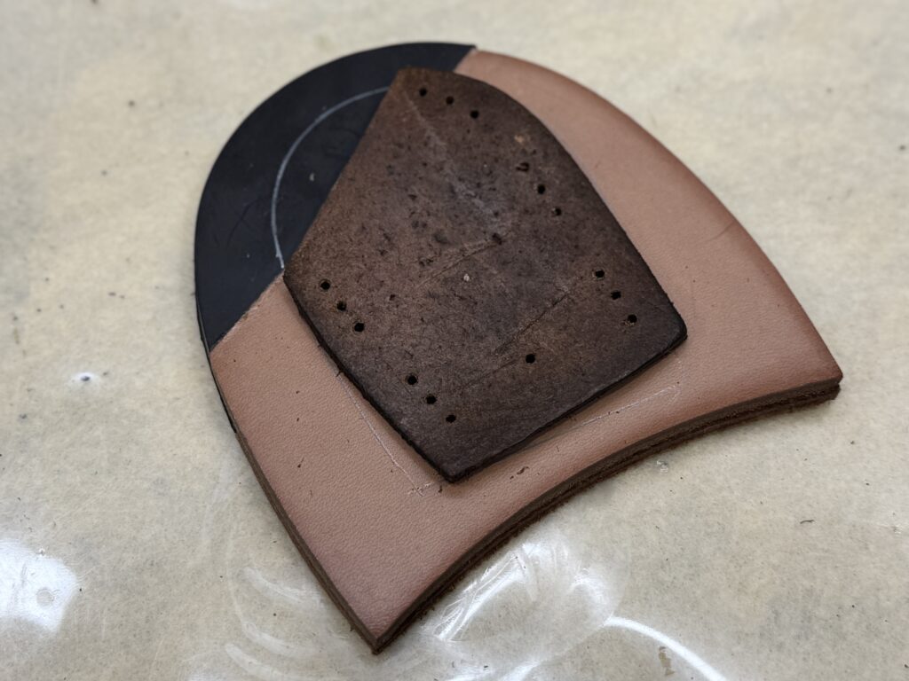 エドワードグリーン旧工場製レディース靴、オリジナルのトップリフト形状をトレースした工程