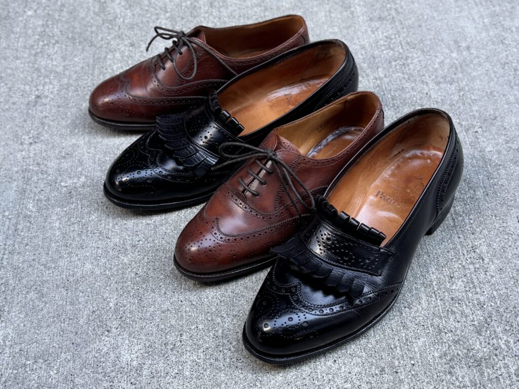 エドワードグリーン旧工場製のローファーとフルブローグを並べた比較カット