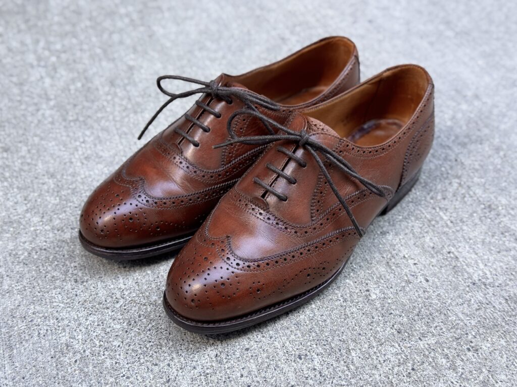 エドワードグリーン旧工場製 レディースフルブローグのアッパー外観