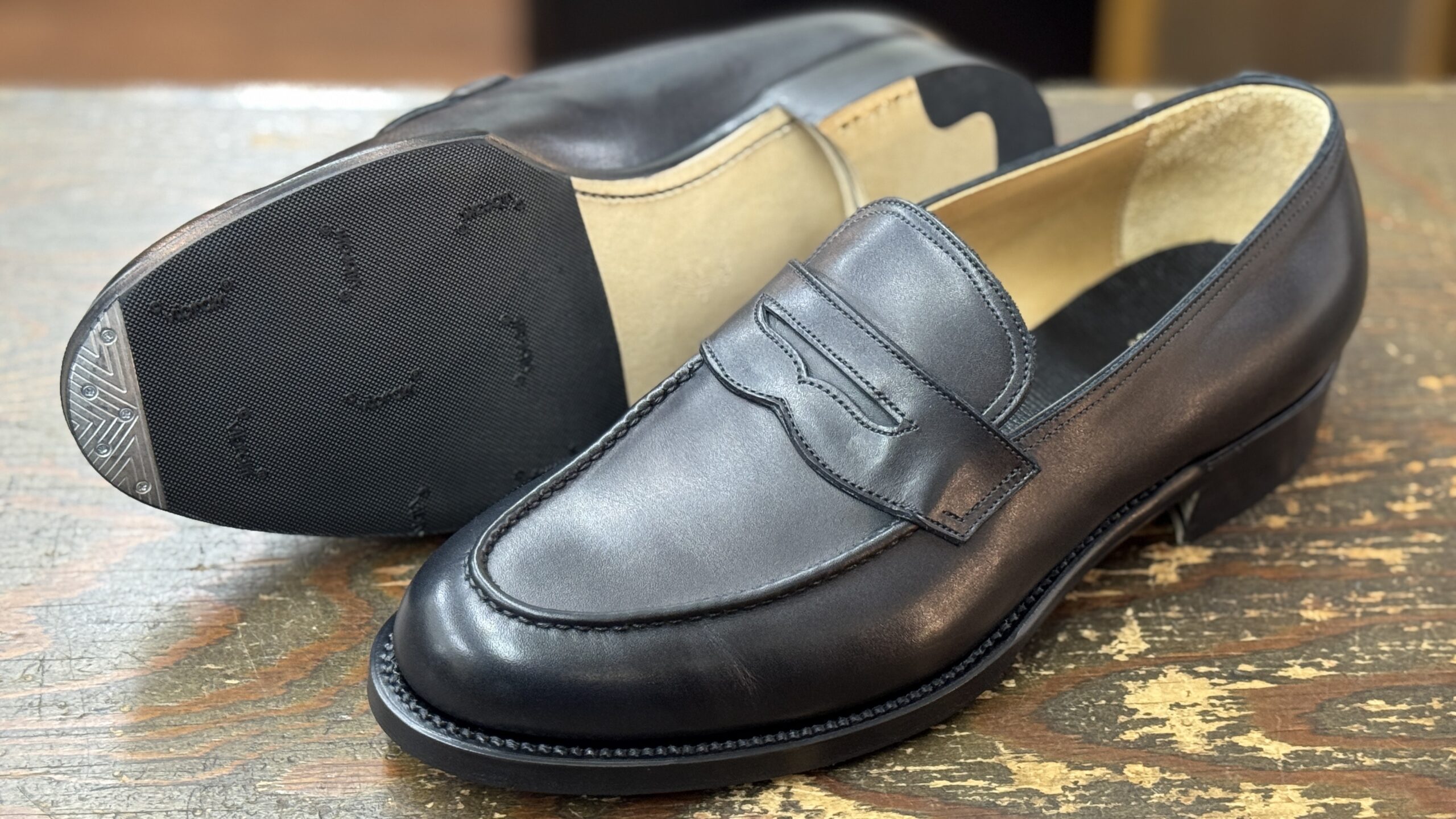 ハーフラバーとヴィンテージスチールで仕上げたフォルメ ローファー