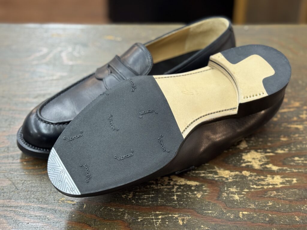 フォルメ ローファーにハーフラバーとヴィンテージスチールを施工したソール面